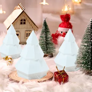 Detail van LED geometrische kerstboom lamp, warme sfeervolle feestdecoratie scene.