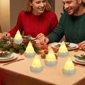 Warm gloeiende geometrische kerstboom LED lamp, feestelijke tafeldecoratie detail.