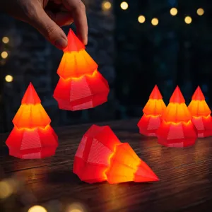 Gedetailleerd overzicht van 3D geprinte verlichte kerstboom ornament met LED voor feest.