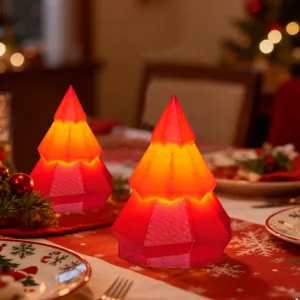 Close-up van gloeiende 3D-geprinte low-poly kerstboomornamenten met warm LED-licht voor feest.