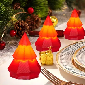 Gedetailleerde close-up van gloeiende 3D geometrische kerstboom LED-lichtornament op feestelijke tafel.