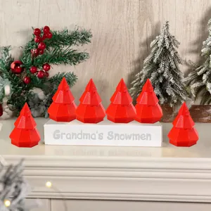 Gedetailleerd overzicht van 3D-geprinte rode kerstboom ornamentenset met aangepaste basis.