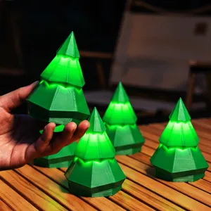 3D-geprinte groene geometrische kerstboom LED nachtlampje, feestelijke vakantie desktop decoratie.