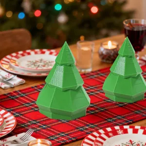 Close-up van groene 3D-geprinte geometrische kerstboom tafeldecoratie voor feestdagen.