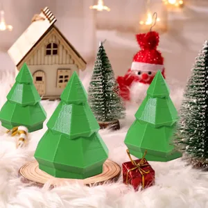 Close-up van het 3D-geprinte groene geometrische kerstboomornament in feestelijke opstelling.