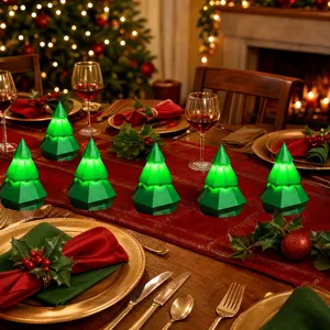 Kerstboom LED licht decoratie detail scène met gloeiende groene boom ornamenten voor feest.