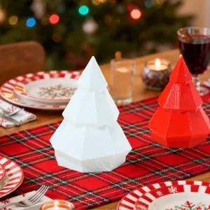 Geometrische kerstboom LED licht ornament detailweergave, feestelijke tafeldecoratie.