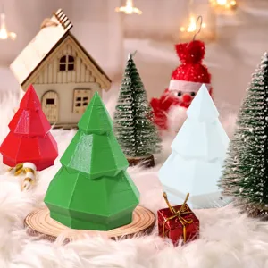 Festieve geometrische 3D-geprinte kerstboomdecoratie, gezellige tafelweergave display.