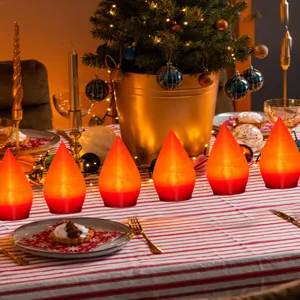 Dettaglio di ornamenti luminosi LED stampati in 3D a fiamma per feste natalizie.
