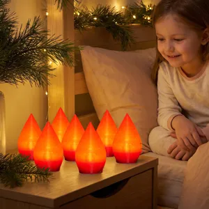 Dettaglio della camera da letto accogliente con luci LED rosse stampate in 3D per alberi di Natale.
