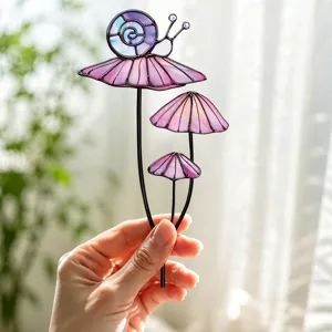 Piquet de jardin escargot et champignon en verre coloré, vue détaillée déco plante.