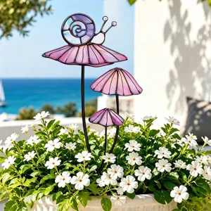 Vue detaillee de piquets de jardin plante escargot champignon en verre colore et metal fin.
