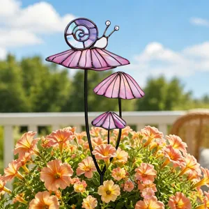 Gros plan détaillé d'un piquet de jardin décoratif en métal avec escargot coloré et champignons.