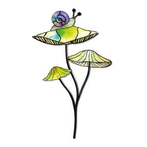 Piquet de plante en métal escargot et champignon vitrail, beau détail déco jardin.