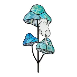 Gros plan détaillé d'un champignon en vitrail bleu et d'un charmant chat blanc.