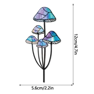 Détail du tuteur de plante champignon coloré en métal pour décoration de jardin pot.