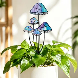Vue détaillée de tuteurs pour plantes en métal coloré style vitrail dans un pot de fleurs.