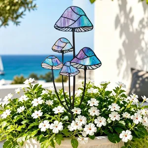 Détail de piquet de jardin champignon en verre coloré, belle déco de pot de fleurs.