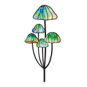 Vue détaillée du piquet de jardin champignon en métal coloré décoration d'intérieur maison.
