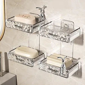 Nahaufnahme des wandmontierten, transparenten Acryl-Seifenhalters mit süßem Silberhasen.
