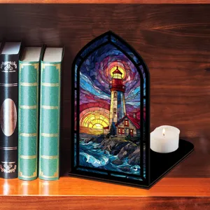 Vista dettagliata del fermalibri faro in vetro colorato, perfetta decorazione per libreria.