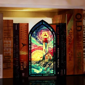 Fermalibri Book Nook luminoso con design di faro in vetro colorato per libreria.