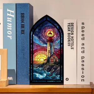 Squisito inserto per angolo libro con faro in vetrata per decorazione di librerie e display.