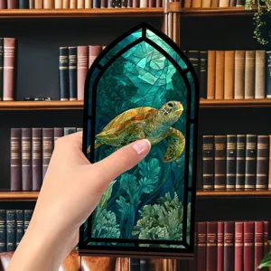 Inserto book nook tartaruga in vetro colorato per decorazione mensola libreria dettaglio.