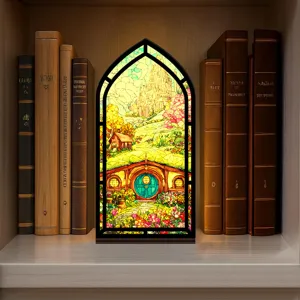 Inserto per libreria book nook con design di paesaggio fantastico in vetrata e luce LED calda.