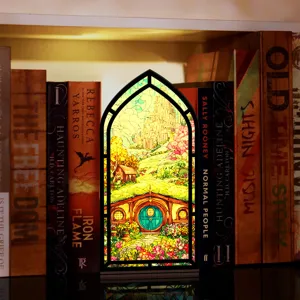 Fermalibri in vetrata artistica inserto scaffale paesaggio fantastico decorazione lampada