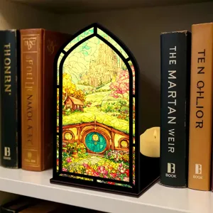 Squisito inserto per fermalibri fantasy con design in vetrate, perfetto arredo per libreria.