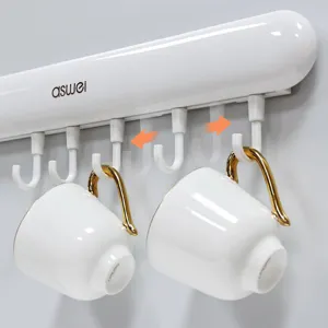Barra de ganchos adhesiva de pared con ganchos deslizantes para toallas de baño.
