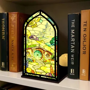 Inserto per libreria book nook in vetrate con castello in miniatura e accogliente casa hobbit.