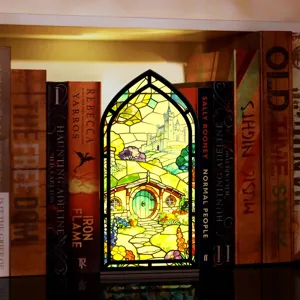 Fermalibri vetrata colorata, inserto libreria castello fantastico illuminato per decorazione.