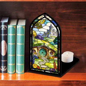 Inserto per libreria in vetrate con design di castello fantastico e portacandele.