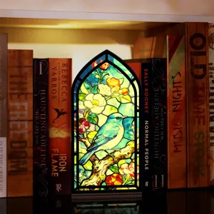 Inserzione per libreria book nook in stile vetrata con uccellino blu e arco gotico floreale.