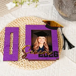 Cornice portafoto di laurea in legno dettaglio esositore da tavolo con design 2026 viola.