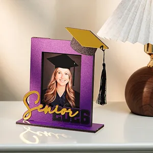 Cornice portafoto di laurea in legno da scrivania con design glitterato viola e nappa.