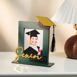 Dettaglio della cornice portafoto in legno per laurea con design Senior 2026 e tocco.