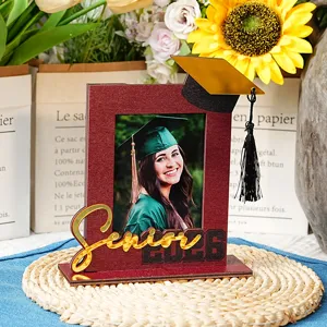 Cornice per foto di laurea in legno 2026 senior supporto da scrivania con cappello.