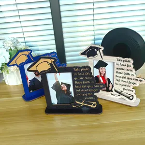 Vista dettagliata di cornici portafoto di laurea in legno con citazioni per decorazione.
