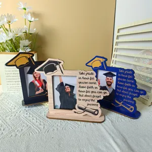 Cornice portafoto in legno per laurea, design cappello inciso e citazioni di ispirazione.