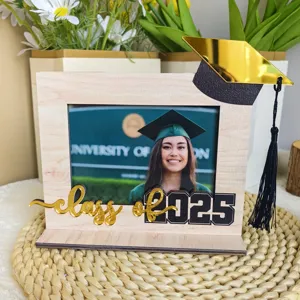 Portafoto di laurea in legno da tavolo con cappello dorato e nappa per tutti i ricordi.