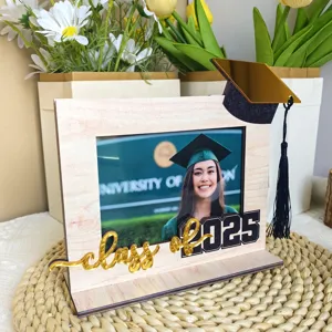 Cornice portafoto di laurea in legno con scritta anno 2025 e cappello per decoro tavola.