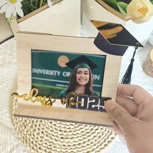 Cornice portafoto di laurea in legno con ritaglio class of 2023 per decorazione della scrivania.