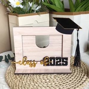 Cornice portafoto di laurea in legno con cappello e scritta 2025 per decorazione festa.