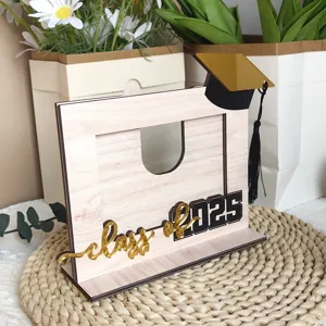 Cornice portafoto di laurea in legno con scritta classe 2025 e mini berretto decorativo.