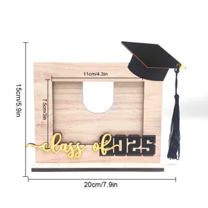 Cornice per foto di laurea in legno 2025 con cappello, perfetta decorazione da tavolo.