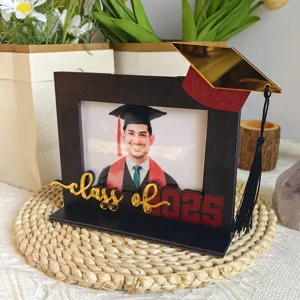 Cornice portafoto di laurea in legno con dettaglio cappello 2025 per decorazione da scrivania.