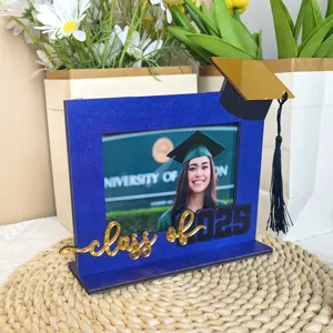 Primo piano della cornice per foto di laurea con cappello dorato e anno su supporto.